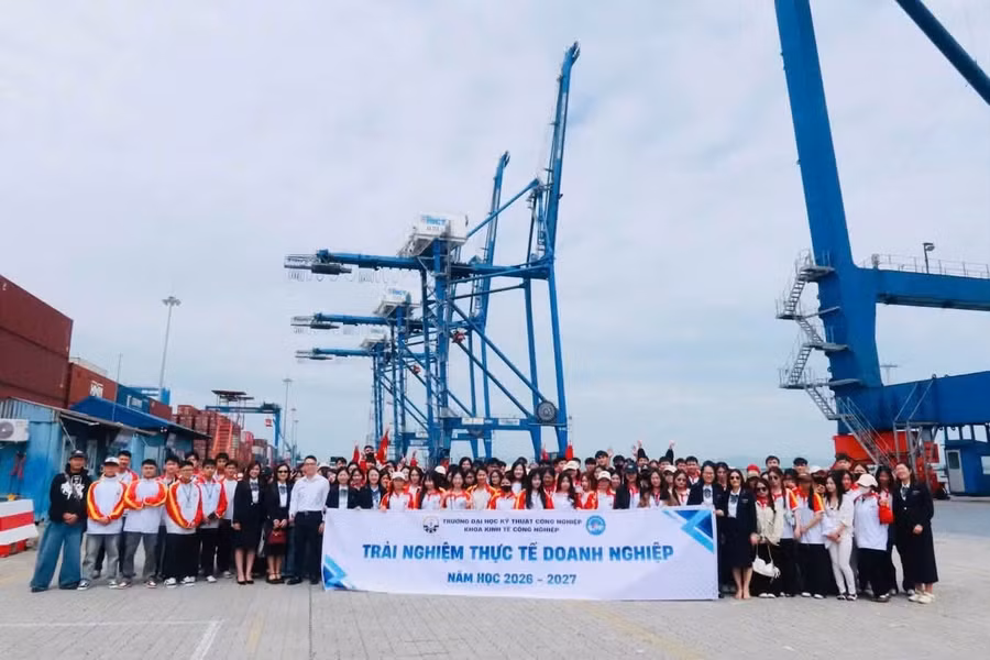 Đoàn sinh viên tham gia thực tế tại doanh nghiệp.