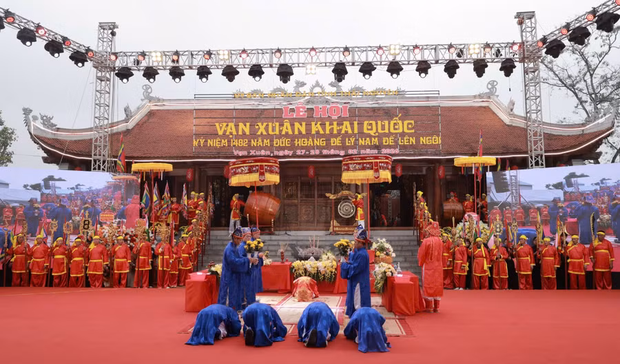 Lễ hội Vạn Xuân khai Quốc được tổ chức tại khu Di tích Quốc gia đền thờ Lý Nam Đế (đền Mục), tổ dân phố Hòa Bình, phường Vạn Xuân, tỉnh Thái Nguyên. 
