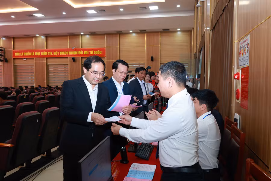 Bí thư Tỉnh uỷ Thái Nguyên Trịnh Xuân Trường bỏ phiếu tại Trường Đại học Khoa học (Đại học Thái Nguyên).