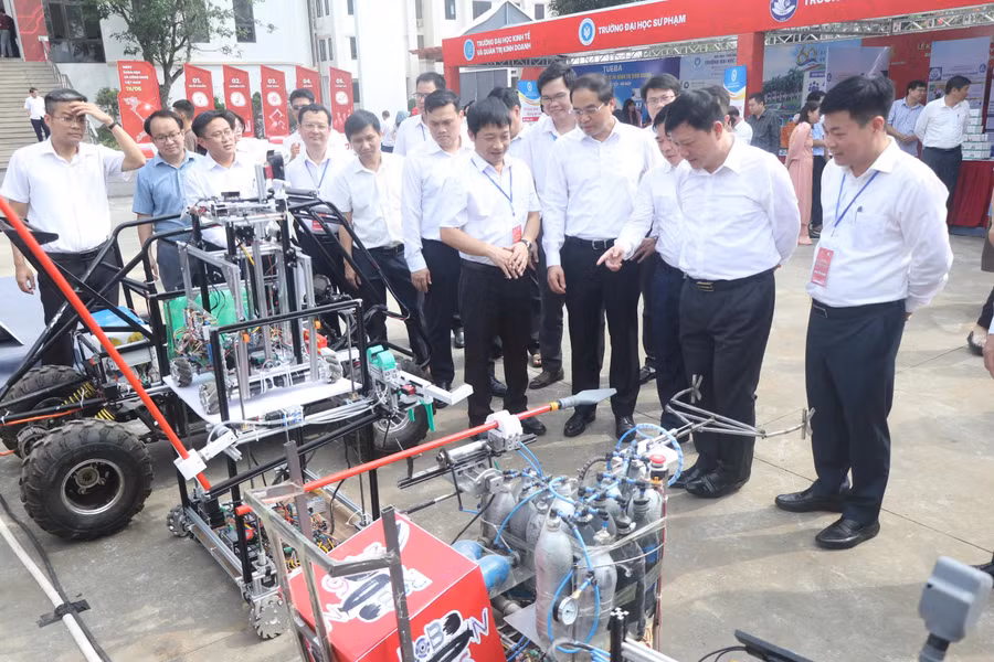 Lãnh đạo tỉnh Thái Nguyên tham quan các gian trưng bày sản phẩm khoa học công nghệ.