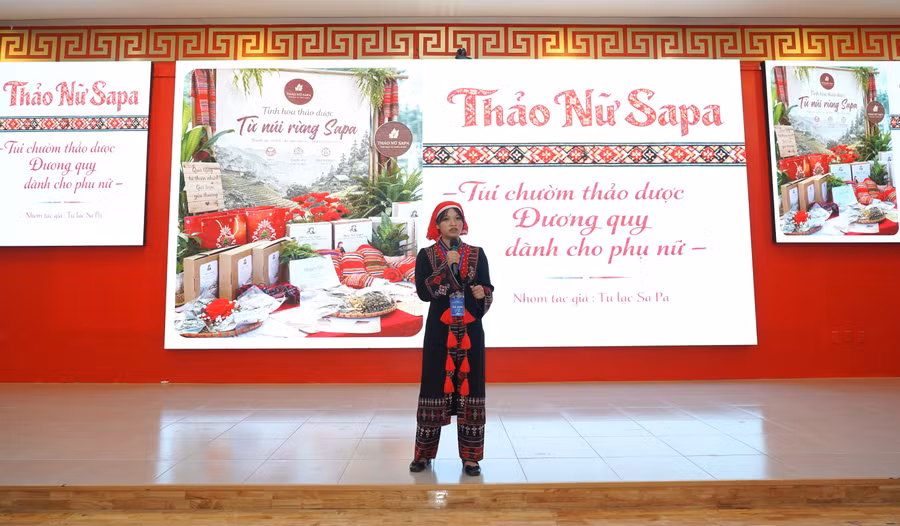 Sinh viên Đại học Thái Nguyên trình bày về dự án.