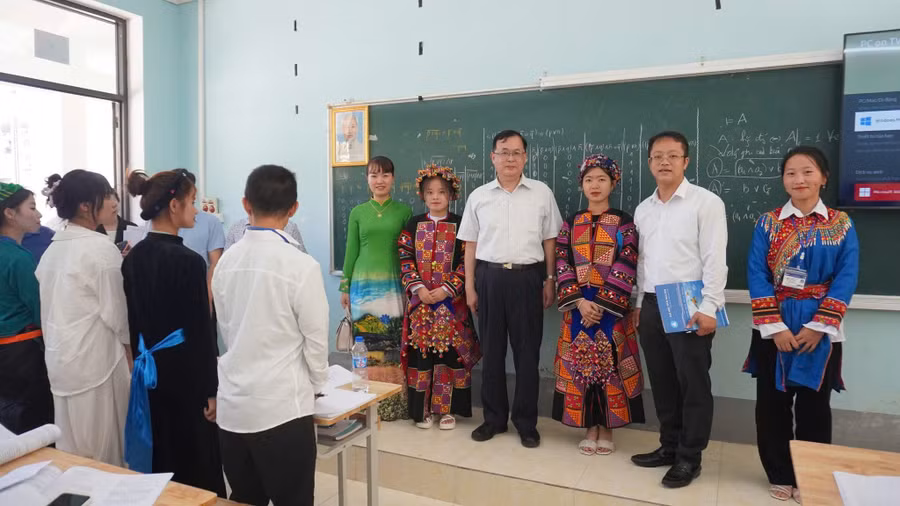 lanh-dao-phan-hieu-dai-hoc-thai-nguyen-tai-ha-giang-dong-vien-cac-sinh-vien-nguoi-dtts.jpg