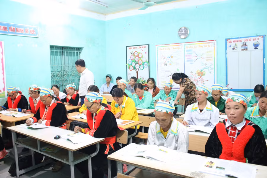 Linh hoạt giải pháp vận động người dân tham gia các lớp xóa mù chữ.
