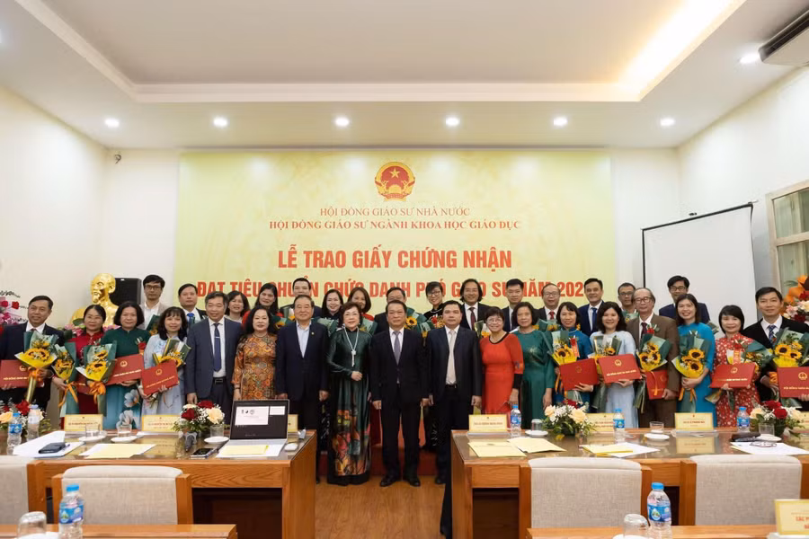 nam-2024-dai-hoc-thai-nguyen-co-3-tan-pho-giao-su-nganh-khoa-hoc-giao-duc.jpg