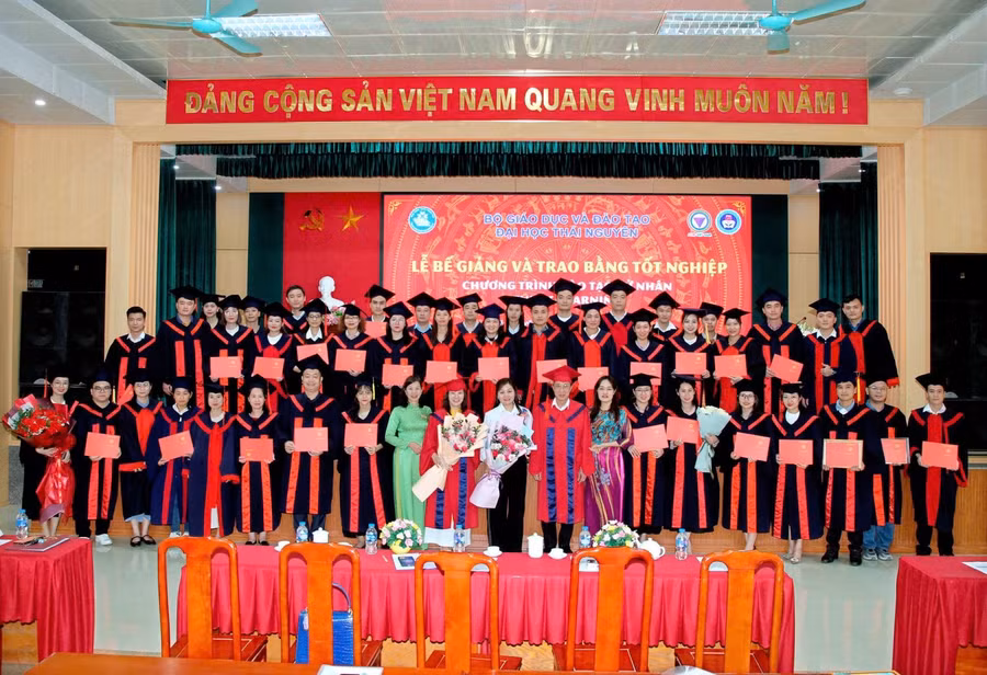 le-trao-bang-tot-nghiep-dao-tao-tu-xa.jpg
