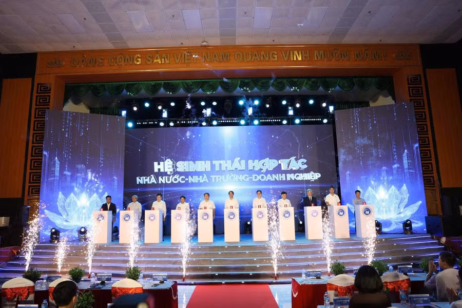  Toàn cảnh Lễ công bố Hệ sinh thái hợp tác Nhà nước – Nhà trường – Doanh nghiệp tại ICTU.