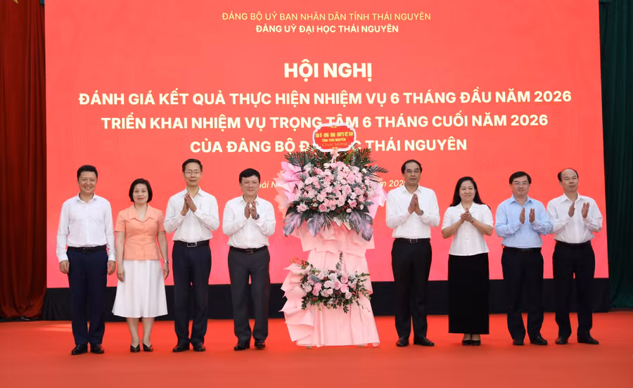 Lãnh đạo tỉnh Thái Nguyên tặng hoa chúc mừng Đảng bộ Đại học Thái Nguyên.