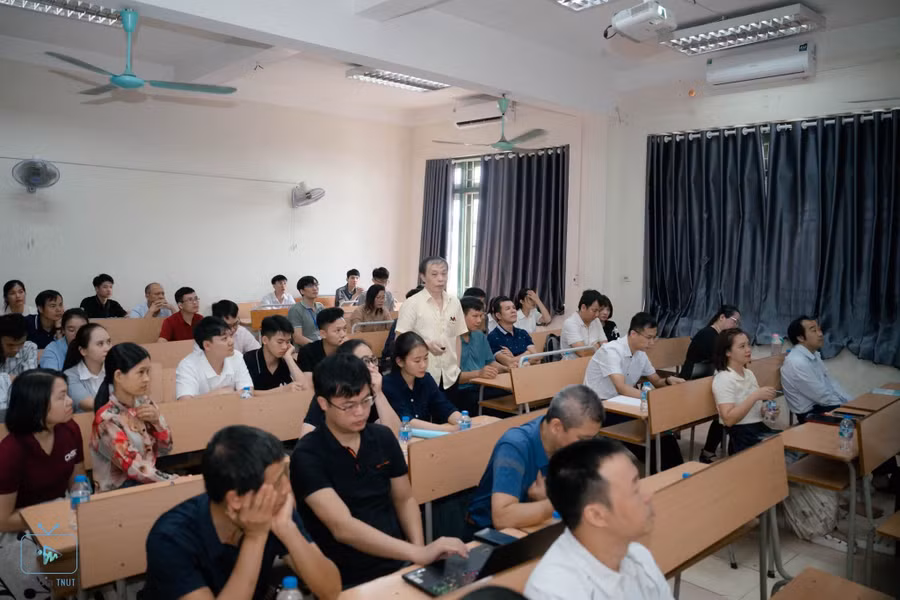 Seminar khoa học với chủ đề “Kỹ năng viết và đăng bài báo quốc tế”. 