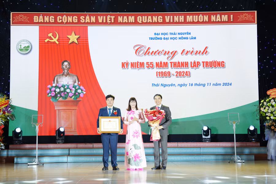 truong-dai-hoc-nong-lam-nhan-bang-khen-cua-cac-tinh.jpg
