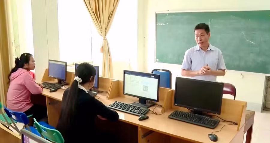 Tiết học thiết kế trên máy tính tại Trường Cao đẳng Thái Nguyên.