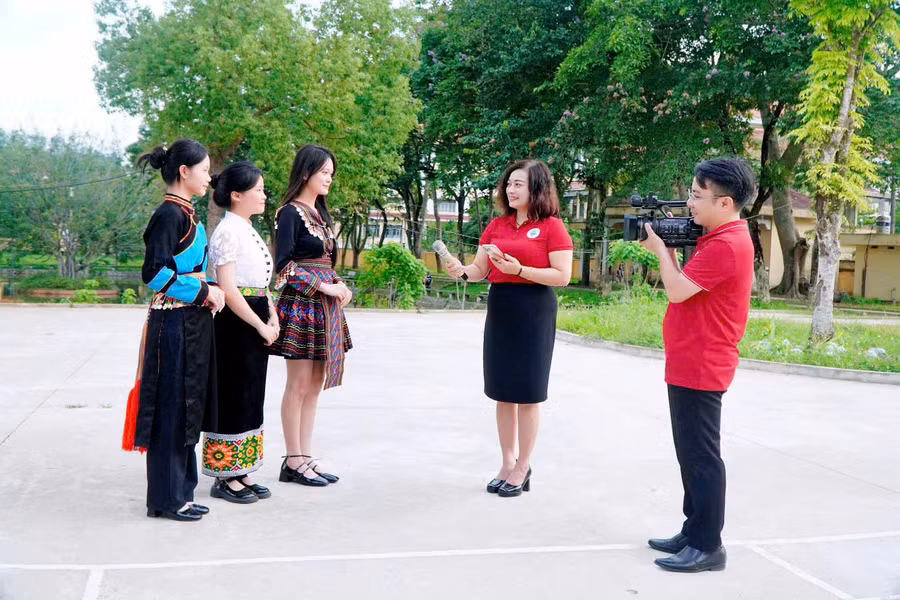 Nhà báo Hà Hồng Hạnh trong quá trình tác nghiệp.