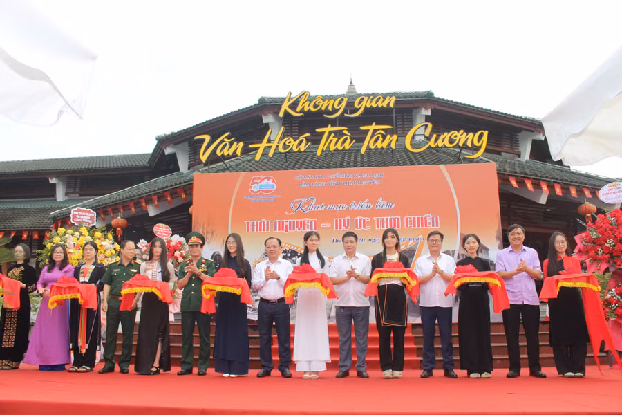 Các đại biểu cắt băng khai mạc Triển lãm.