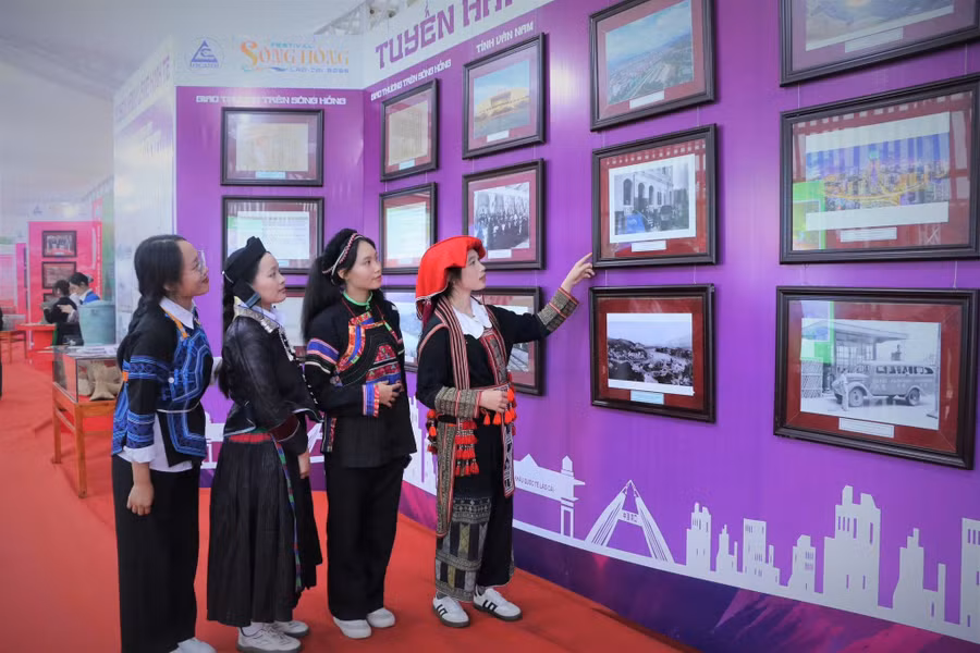 sinh-vien-khoa-kinh-te-du-lich-tham-gia-ho-tro-festival-song-hong-2025.jpg