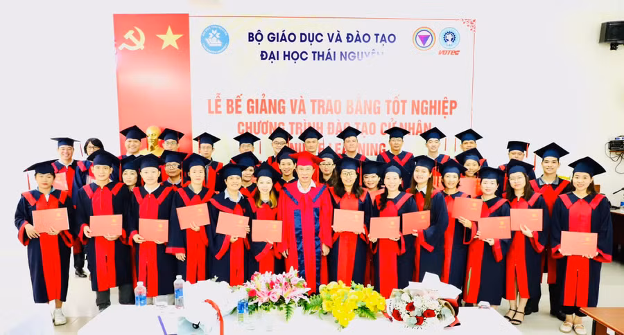 Lễ bế giảng và trao bằng tốt nghiệp chương trình đào tạo cử nhân Elearning.