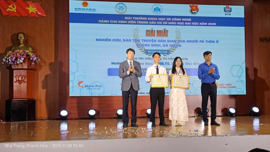 Nhóm sinh viên xuất sắc nhận giải thưởng.