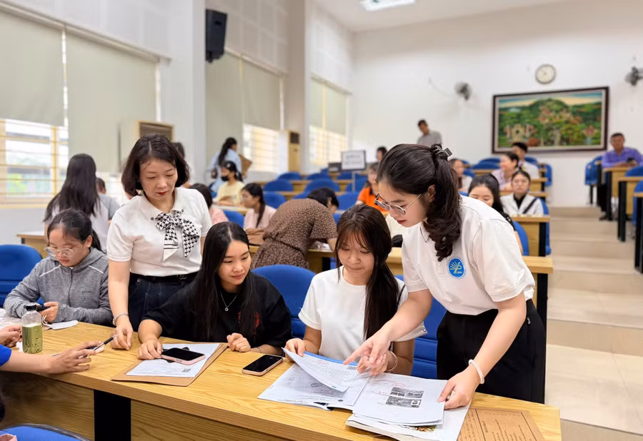 Tân sinh viên được hướng dẫn điền hồ sơ thông tin.