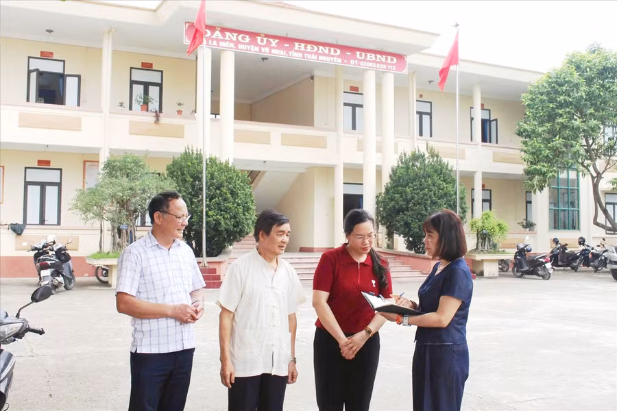 ong-trinh-manh-hung-sinh-nam-1954-dung-thu-2-tu-trai-sang-la-nguoi-co-uy-tin-xom-cay-bong-xa-la-hien.jpg