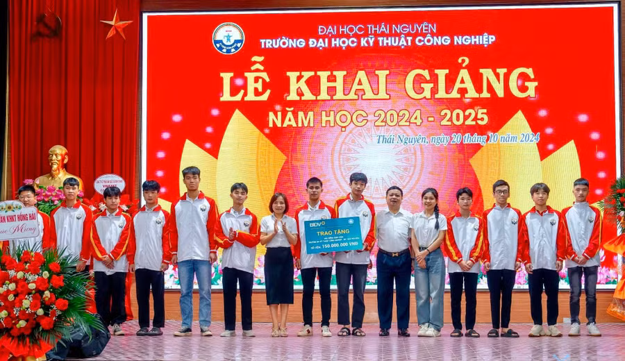 hoc-bong-khuyen-khich-sinh-vien-theo-hoc-chuong-trinh-dao-tao-ky-su-cong-nghe-dien-tu-ban-dan-vi-mach.jpg