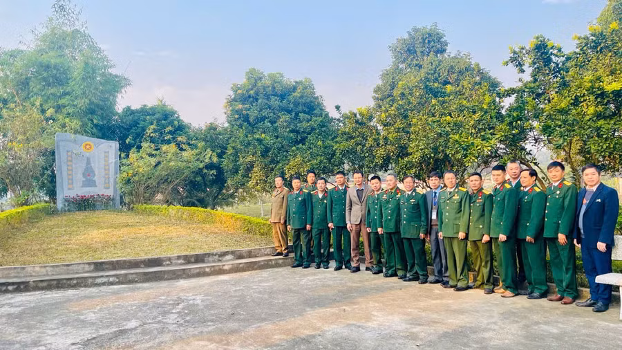 thay-va-tro-truong-dai-hoc-ky-thuat-cong-nghiep-tri-an-cac-cuu-chien-binh.jpg