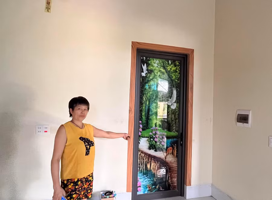 Chị Tống Thị Uyên, xóm Xuân Trường, xã Ôn Lương, huyện Phú Lương giới thiệu về ngôi nhà mới được chính quyền địa phương hỗ trợ.jpg