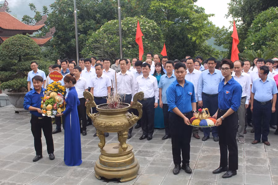 Đoàn công tác của Đại học Thái Nguyên và các trường thành viên dâng hoa, dâng hương tại Nhà tưởng niệm Chủ tịch Hồ Chí Minh.