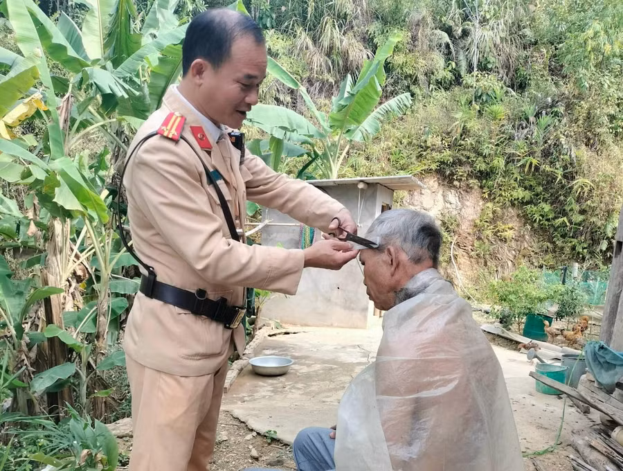 Các học viên thực tế tại địa phương.jpg