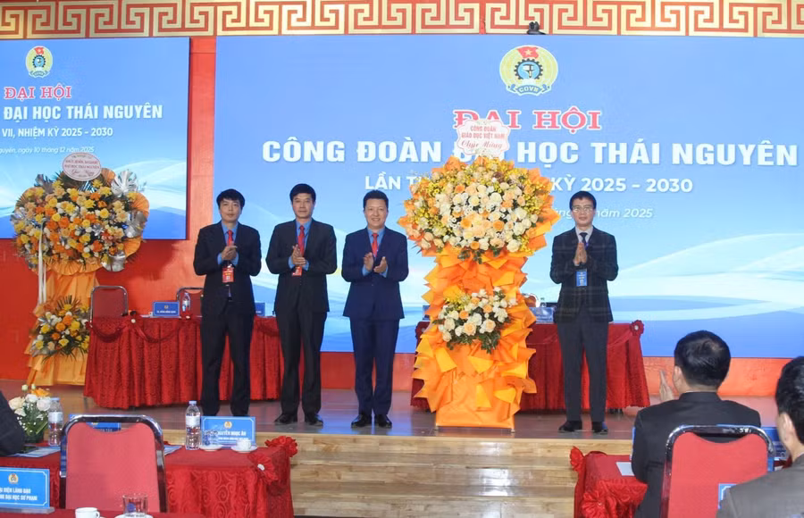 chu-tich-cong-doan-giao-duc-viet-nam-nguyen-ngoc-an-tang-hoa-chuc-mung-dai-hoi.jpg