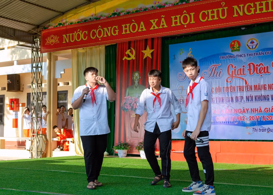Học sinh Trường THCS Thị trấn Đu đóng kịch tuyên truyền tác hại của thuốc lá.