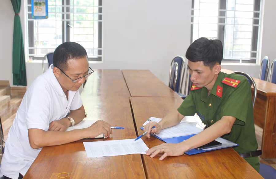 Cán bộ Công an phường Linh Sơn (Thái Nguyên) trao đổi với tổ trưởng tổ dân phố để nắm bắt tình hình an ninh trật tự trên địa bàn.