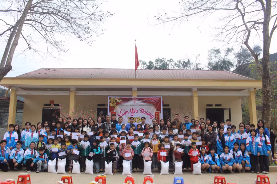 Trao quà cho học sinh Điểm trường Khe Cạn, xã Nam Hoà, tỉnh Thái Nguyên.