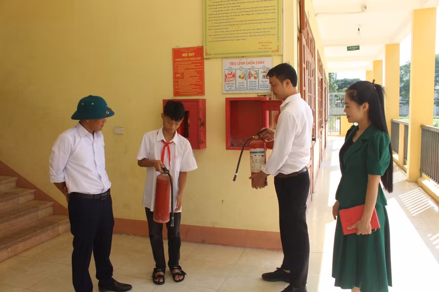 Thầy cô giáo trường PTDTNT THCS Đại Từ hướng dẫn học sinh cách sử dụng bình cứu hoả.