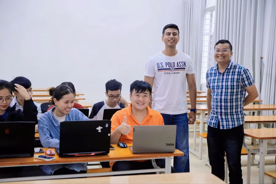 ts-tran-quang-quy-giang-vien-truong-dai-hoc-cong-nghe-thong-tin-va-truyen-thong-dai-hoc-thai-nguyen-tap-huan-ung-dung-ai-cho-sinh-vien.jpg