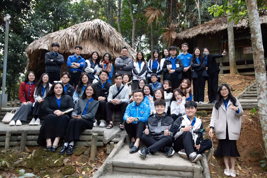 thong-qua-cac-hoat-dong-tham-quan-tim-hieu-di-tich-va-thao-luan-chuyen-de-sinh-vien-khong-chi-duoc-boi-dap-long-yeu-nuoc-tu-hao-dan-toc.jpg