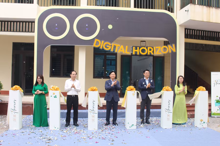 Lãnh đạo tỉnh Thái Nguyên và Công ty Samsung Điện tử Việt Nam Thái Nguyên cắt băng khánh thành trao tặng phòng học "Không gian số".