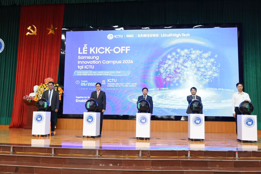 Đại biểu thực hiện nghi thức tại lễ Kick off.