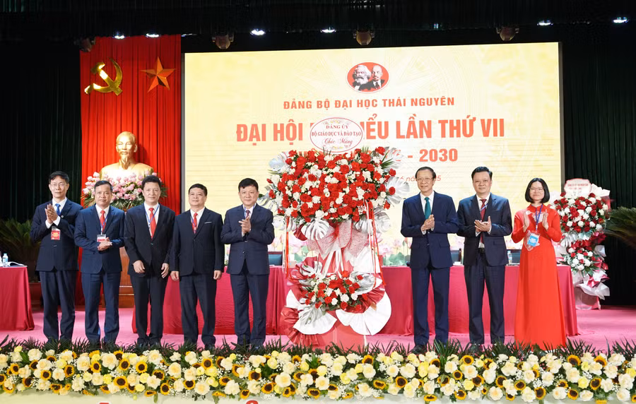 Thứ trưởng Bộ Giáo dục và Đào tạo Phạm Ngọc Thưởng tặng hoa chúc mừng Đại hội.