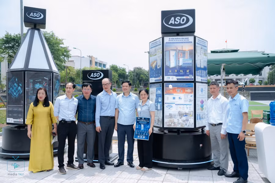 Các đại biểu thăm quan mô hình sáng chế.