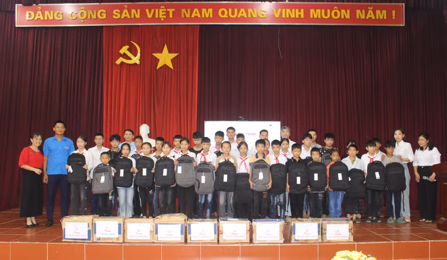 Đại diện các đơn vị trao quà cho học sinh Trường THCS Thượng Giáo.