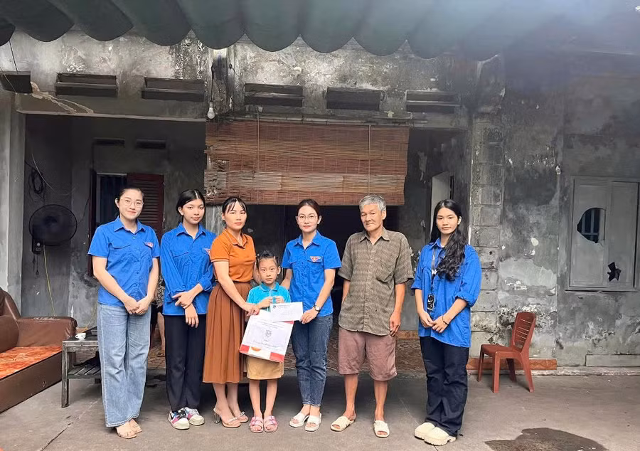 co-tran-thi-quynh-trang-cung-cac-doan-vien-thanh-nien-truong-thpt-luong-ngoc-quyen-tham-hoi-dong-vien-tang-qua-cho-gia-dinh-co-hoan-canh-kho-khan.jpg