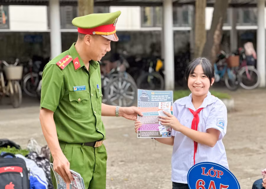 Công an phường Quan Triều tuyên truyền, giáo dục để học sinh nhận biết tác hại của ma túy.