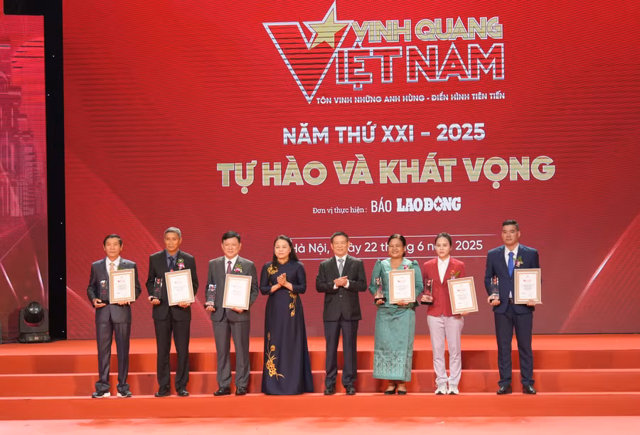 Ông Hồ Đức Phớc - Ủy viên Trung ương Đảng, Phó Thủ tướng Chính phủ và bà Nguyễn Thị Thu Hà - Ủy viên Trung ương Đảng, Phó Chủ tịch, Tổng Thư ký Ủy ban Trung ương Mặt trận Tổ quốc Việt Nam trao biểu trưng tới 6 nhân được vinh danh tại chương trình.