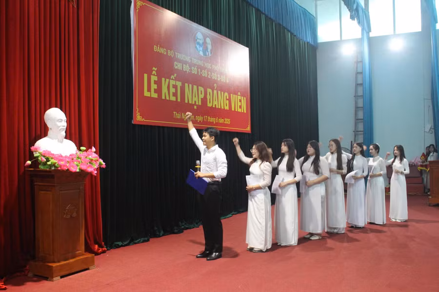 hoc-sinh-duoc-ket-nap-dang-tuyen-the.jpg