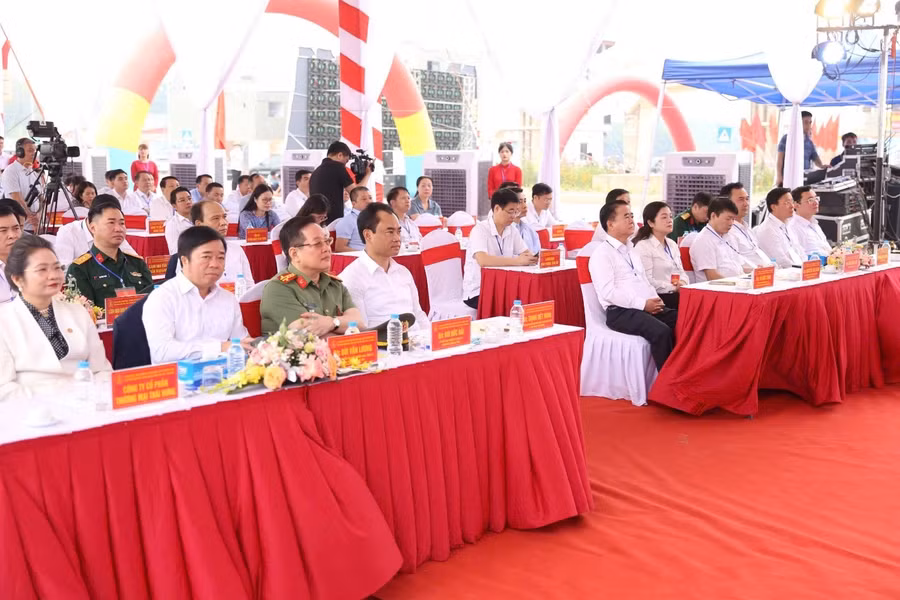 bi-thu-tinh-uy-thai-nguyen-trinh-viet-hung-cung-lanh-dao-hdnd-ubnd-va-cac-nha-dau-tu.jpg