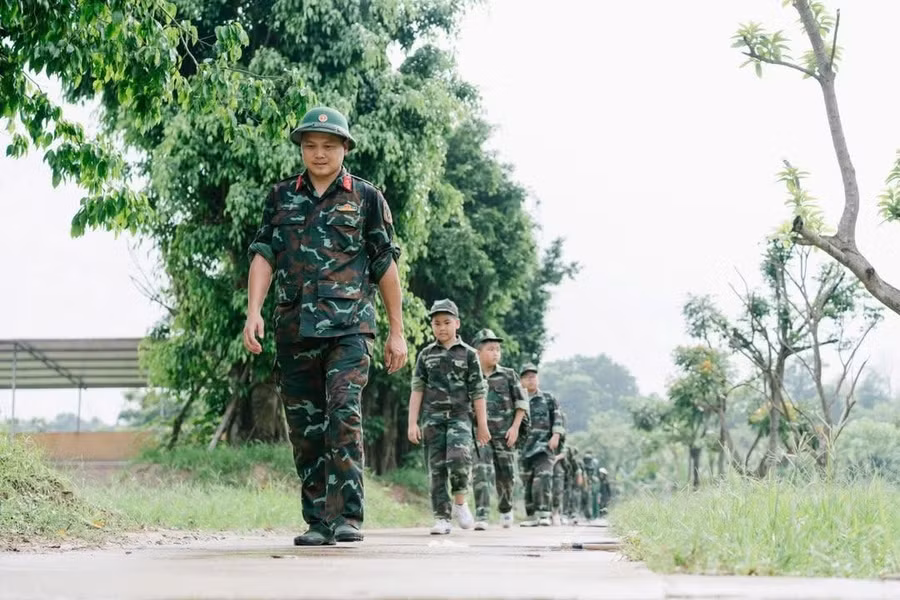 Các "chiến sĩ nhí" tham gia trải nghiệm tại Trung tâm Giáo dục Quốc phòng và An ninh - Đại học Thái Nguyên.