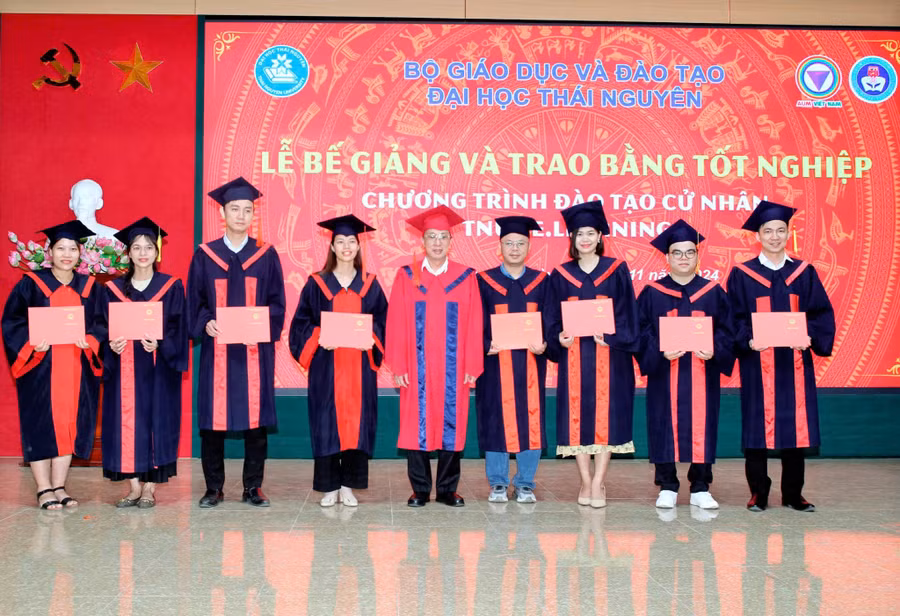 Lễ bế giảng và trao bằng tốt nghiệp chương trình đào tạo cử nhân TNU Elearning.