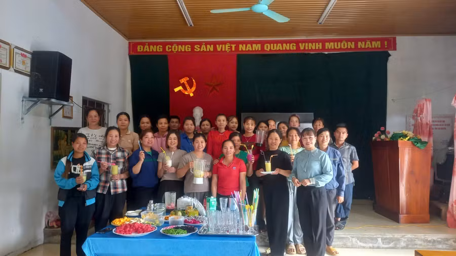 Cô Nông Thị Xuân Thu (ngoài cùng bên phải) cùng các học viên lớp đào tạo nghề Kỹ thuật chế biến món ăn.
