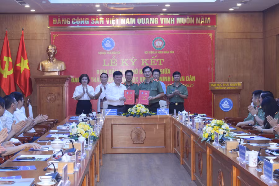 Đại diện hai đơn vị ký kết biên bản ghi nhớ hợp tác toàn diện.