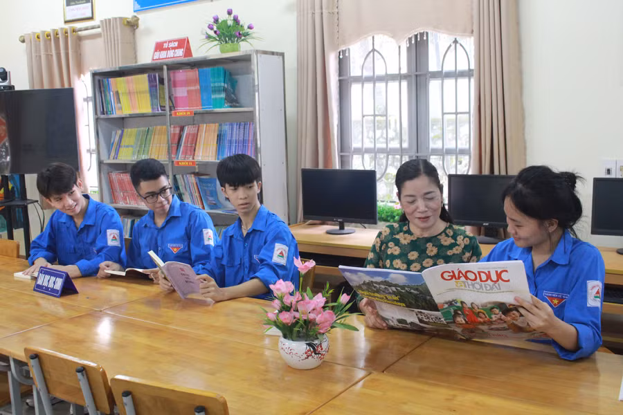 Sách báo đa dạng ở các thư viện là nguồn tài nguyên quý giá giúp học trò miền núi tiếp cận tri thức tốt hơn. 