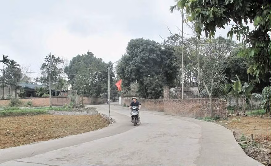 Anh Vi Văn Thiện xóm Tân Phong, phường Linh Sơn là một trong những hộ dân tiêu biểu hiến 500m2 đất ruộng và vườn để triển khai dự án làm đường liên xóm, góp phần làm thay đổi diện mạo quê hương.