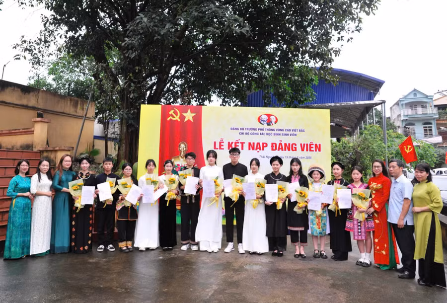 14 học sinh ưu tú của trường Phổ thông Vùng cao Việt Bắc vinh dự được kết nạp Đảng.